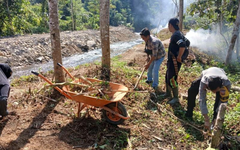 Solid Bersama Warga, Bhabinkamtibmas Polsek Pino Ikuti Gotong Royong Membersihkan Desa Binaan