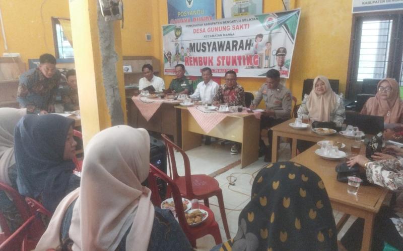 Kanit Binmas Polsek Manna Hadiri Rapat Kerja Mini Lokakarya Pengendalian Stunting dan Rumah Sehat di Desa Gunung Sakti