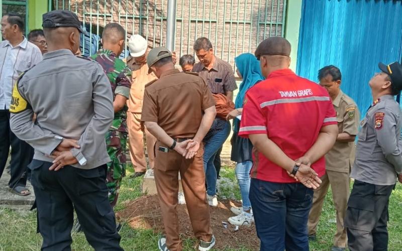Pantau Pembangunan, Kapolsek dan Bhabinkamtibmas Polsek Pino Raya Hadiri Kegiatan Sertifikasi Pembangunan Desa 