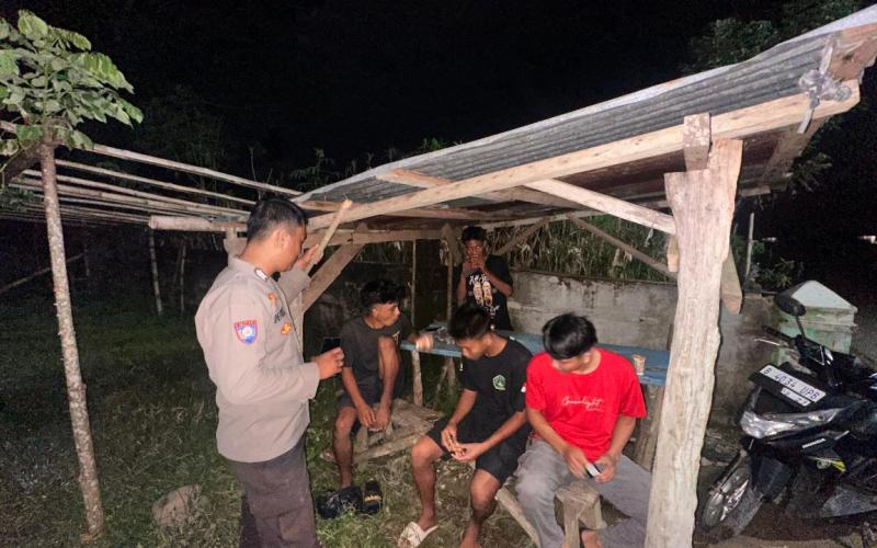 Patroli KRYD, Polsek Muara Sahung Sambangi Para Pemuda yang Sedang Nongkrong 