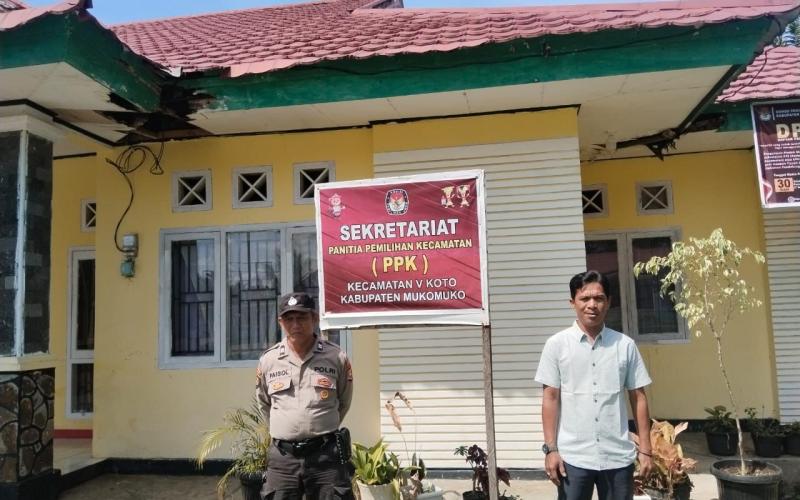 Ciptakan Situasi yang Kondusif Polsek V Koto Lakukan Patroli di PPK dan Kantor Panwaslu Kecamatan