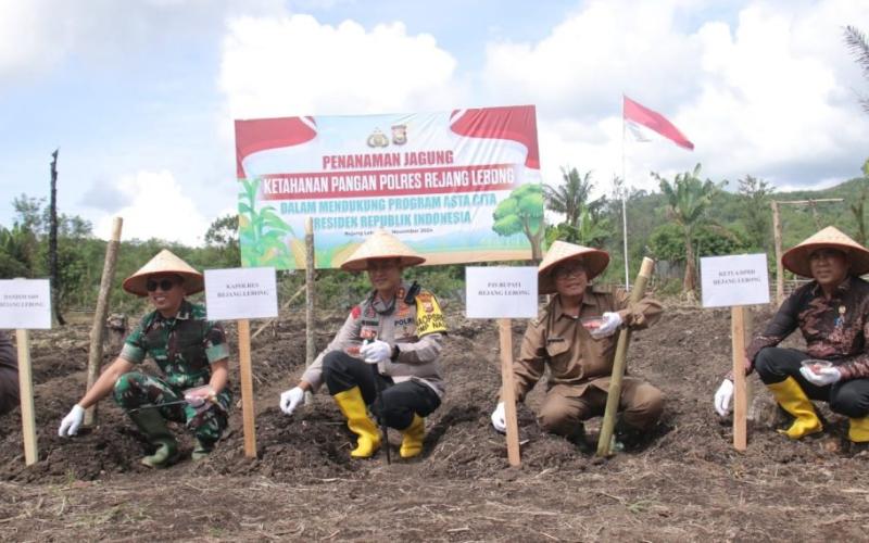 Kapolres Rejang Lebong Pimpin Penanaman Jagung di Desa Pungguk Lalang dalam Mendukung Program Ketahanan Pangan Nasional