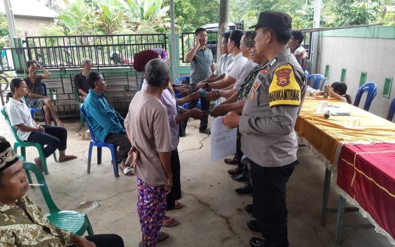 Kapolsek Kotapadang Pantau Langsung Pembagian BLT di Desa Lubuk Tunjung