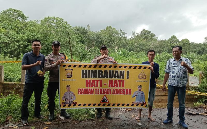 Cegah Kecelakaan, Polsek Kotapadang Pasang Spanduk dan Police Line di Desa Periang