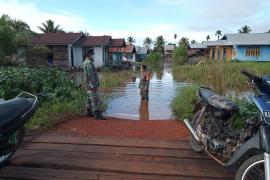 Babinsa 1206-12/Manday Pantau Ketinggian Air Di Kecamatan Kalis