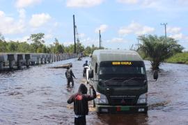 Satgas TMMD Ke-112 Kodim1016/Palangka Raya Lintasi Daerah Banjir Bukit Rawi