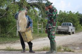 Pulang Cari Ikan, Seorang Warga di Desa Kampuri Ketiban Rezeki Dari TNI