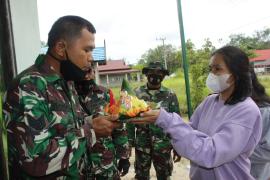 Warga Kampuri Beri Kejutan Nasi Tumpeng Kepada Satgas TMMD, Pada Peringatan HUT TNI Ke 76 