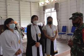 Jalin Komunikasi Sosial, Anggota Satgas TMMD Silaturahmi ke Pengurus Gereja