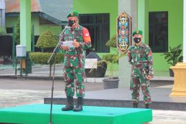 Dandim Palangka Raya Pimpin Upacara Korps Raport Kenaikan Pangkat 27 Prajurit