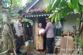 Polsek Kaur Tengah Berikan Bansos Kepada Lansia Sebatang Kara
