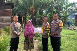 Petani Warga Desa Tanjung Bulan Terima Bansos dari Polsek Tanjung Kemuning