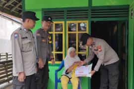 Polsek Kaur Selatan Salurkan Bantuan kepada Pengidap Stroke di Muara Tetap