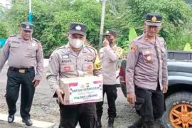 Warga Terdampak Banjir dan Lansia Terima Bansos dari Polsek Lebong Tengah