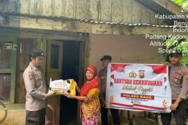 Janda Lansia Terima Bansos dari Polsek Tanjung Kemuning