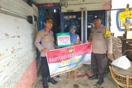 Tuna Karya, Pemulung dan Nelayan Terima Bansos dari Polsek Teluk Segara
