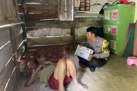 Petani Kurang Mampu di Desa Ulak Bandung Terima Bansos dari Polsek Muara Sahung