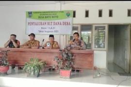 Awasi Dana Desa Kapolsek Kerkap Hadiri Giat Pembagian BLT DD