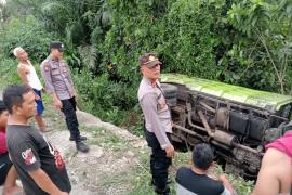 Kapolsek Batik Nau Beserta Anggotanya Bantu Evakuasi Dump Truk yang Mengalami Laka Tunggal