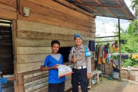 Pak Junet Terima Bansos dari Polsek Muara Sahung