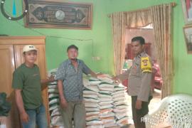 Bhabinkamtibmas Polsek Lebong Selatan Dampingi Pendistribusian Bantuan Beras 