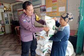 Bhabinkamtibmas Hadir di Pembagian Beras Bagi Warga Desa Talang Baru 2 Kecamatan Rimbo Pengadang