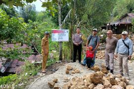Bhabinkamtibmas Polsek Lebong Utara Sambang ke Warga di Desa Binaannya