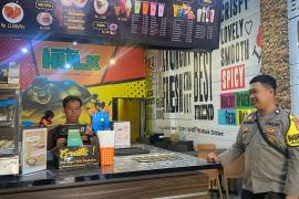 Sambangi Penjaga Albaik Resto, Bhabinkamtibmas Polsek Kota Manna Sampaikan Imbauan 