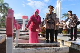 Sambut Hari Bhayangkara, Kapolda Bengkulu dan Jajaran Ziarah di Taman Makam Pahlawan