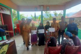 Bhabinkamtibmas Polsek Lebong Utara Hadiri Penyaluran BLT DD Kemiskinan Ekstrim