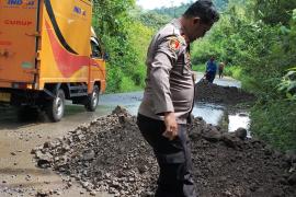 Sinergi, Polsek Rimbo Pengadang Timbun  Jalan Berlubang 