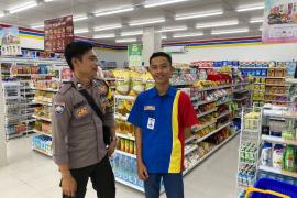 Cegah Kejahatan, Bhabinkamtibmas Polsek Seginim Sambang Dialogis ke Penjaga Indomaret 
