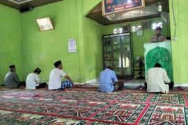 Bhabinkamtibmas Polsek Pino Sampaikan Khotbah Jumat di Masjid Al Hidayah Desa Sebilo 