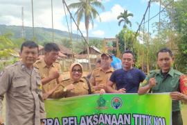 Bhabinkamtibmas Polsek Lebong Utara Hadiri Pra Pelaksanaan Titik Nol Rehap Jembatan Gantung Desa