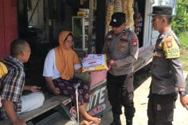 Bantu Ketahanan Pangan, Personel Polsek Kaur Selatan Salurkan Bantuan 