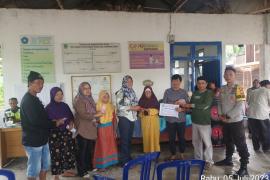 Bhabinkamtibmas Polsek Lebong Tengah Hadiri Penyaluran BLT DD di Desa Tabeak Dipoa