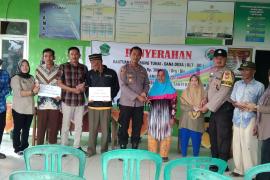 Bhabinkamtibmas Polsek Lebong Tengah Hadiri Penyaluran BLT DD di Desa Ujung Tanjung I