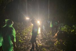 Polisi Bersihkan Jalan Lintas Curup-Muara Aman yang Tertutup Material Longsor