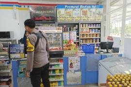 Jaga Kondusifitas di Wilayah, Bhabinkamtibmas Polsek Pino Raya Sambangi Penjaga Indomaret