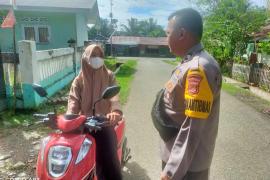 Bhabinkamtibmas Polsek Pino Berikan Teguran Humanis kepda Pengguna Sepeda Motor