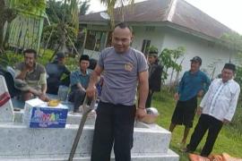 Melayat ke Rumah Warga Binaannya, Bhabinkamtibmas Polsek Kaur Tengah Bantu Persiapkan Pemakaman 