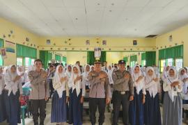 Kapolsek Semidang Alas Bersama Anggota Hadiri Kegiatan Penyuluhan Hukum Di SMA N 04 Seluma