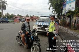 Sat Lantas Polres BS Berikan Teguran Simpatik kepada Pengguna Sepeda Motor yang Tak Pakai Helm 