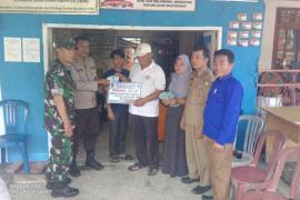 Bhabinkamtibmas Polsek Lebong Selatan Hadiri Pembagian BLT DD Tahap 2 di Desa Karang Dapo Bawah