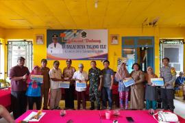 Bhabinkamtibmas Polsek Lebong Utara Hadiri Pembagian BLT DD Kemiskinan Ekstrim di Desa Talang Ulu