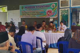 Lebong - Dalam rangka mendukung percepatanhpenanganan stunting dan penyadaran lingkungan hidup, Bhabinkamtibmas Polsek Lebong Atas Polres Lebong Polda Bengkulu, Briptu Waas Sabirin, menghadiri kegiatan sosialisasi stunting dan penyadaran lingkungan hidup.   Kegiatan tersebut diadakan di Balai Desa Daneu Kecamatan Lebong Atas Kabupaten Lebong, Selasa (11/7/2023).  Hadir dalam kegiatan tersebut, Camat Lebong Atas, Tim Stunting PKM Taba Atas, Tim Sadar Lingkungan DP3AKB, Kades Daneu dan perangkat desa, Babinsa