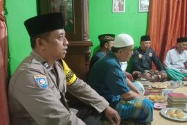 Bhabinkamtibmas Polsek Teluk Segara Ikuti Malam Tahlilan dan Yasinan Hari ke Dua