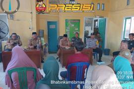 Bhabinkamtibmas Polsek Tanjung Kemuning Hadiri Pembagian BLT DD Tahap 2 di Desa Rigangan 3