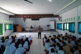 Bhabinkamtibmas Polsek Seginim Sampaikan Penyuluhan Hukum di MTSN 02 Bengkulu Selatan  