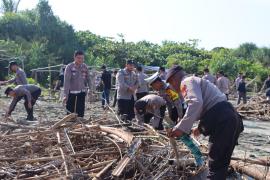 Sinergi, Personel Polres Seluma Bersihkan Sampah Pantai Desa Pasar Seluma